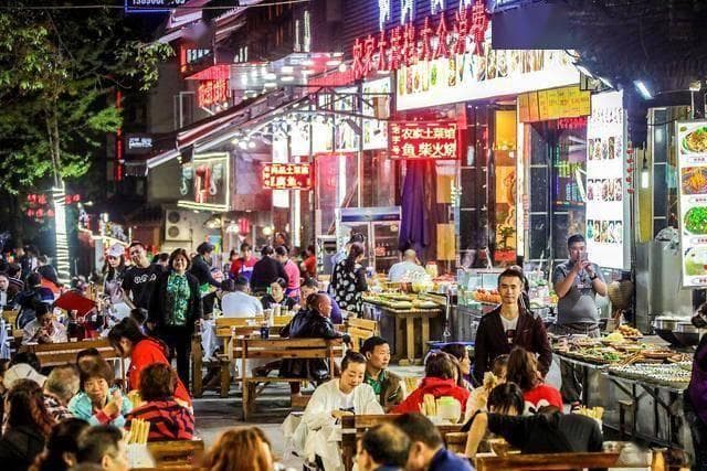 丽江古城旁的麻辣诱惑：探索滇二娃农科院贵州特产土豆片美食之旅