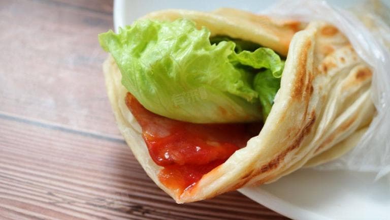 手抓饼热量解析：为什么一块手抓饼热量高达458大卡？