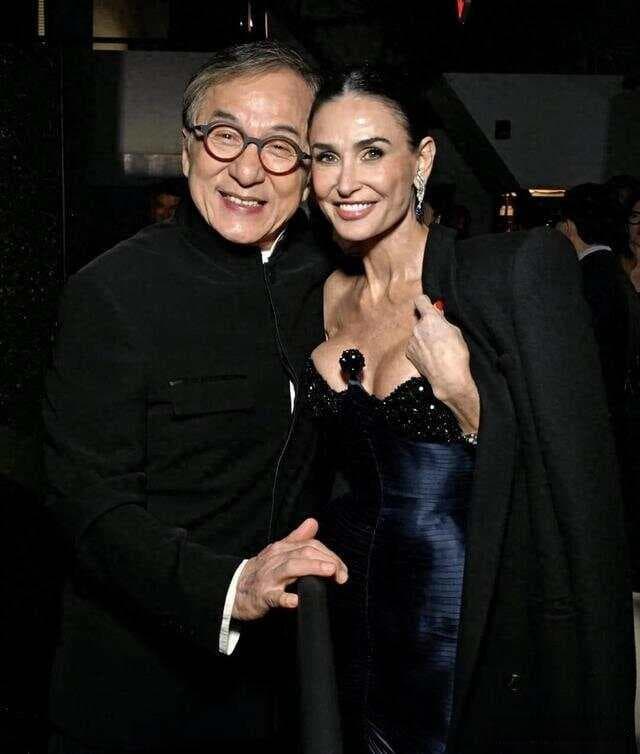 美国加州这夜，“跌落神坛”的成龙，让所有人见识了他的国际地位