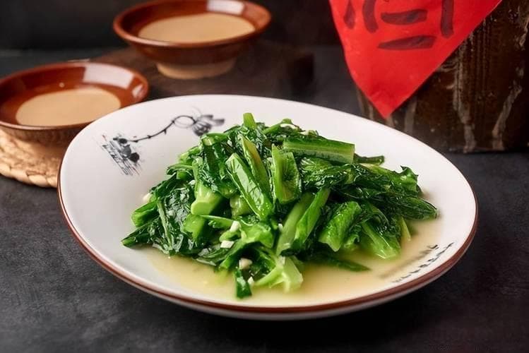 蒜蓉油麦菜：简单家常菜中的健康美味担当，全家老少都爱不释口！