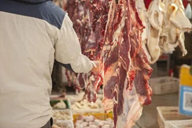 俗话说“挂羊头卖狗肉”，为何牛羊肉挂着卖，而猪肉却摆着卖？有什么说法？