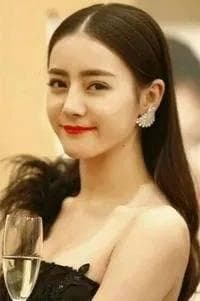 迪丽热巴：从新疆走出的璀璨之星