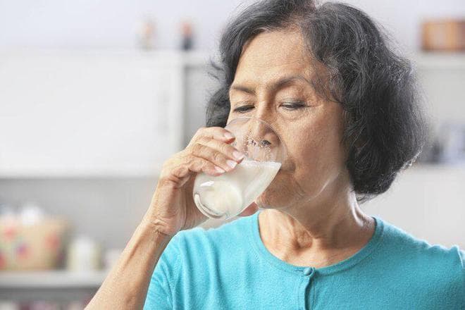 68岁大妈每天喝一杯牛奶，坚持了10多年，身体指标不输年轻人