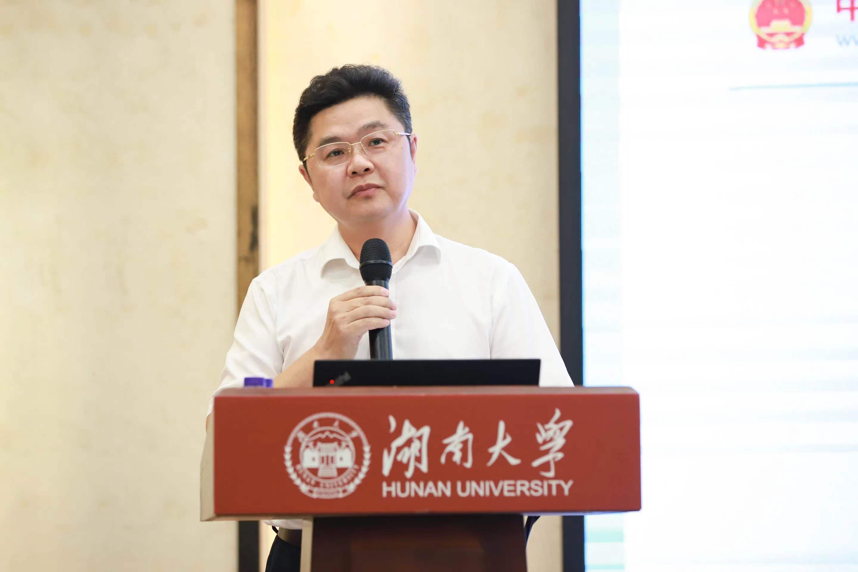 长沙市周南中学校长陈新春：沐光而行 循心而育