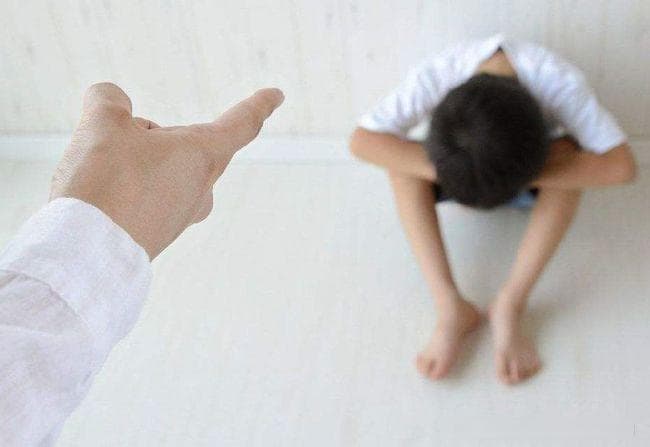 别再说“听话”了，这5个口头禅正在伤害孩子