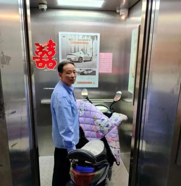 电梯神器、310平方米充电棚……这个小区对付电动车“上楼”有高招