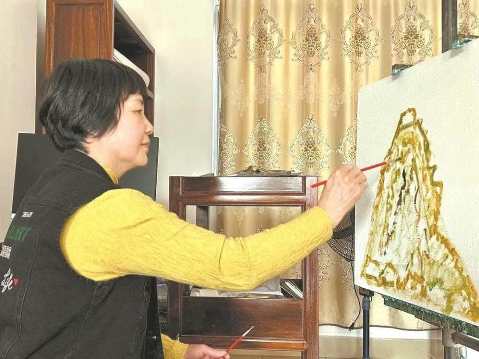 家庭主妇办画展：用做家务的手，画记忆中的山