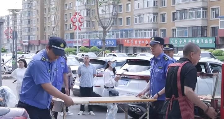 市城管执法局专项整治校园周边环境