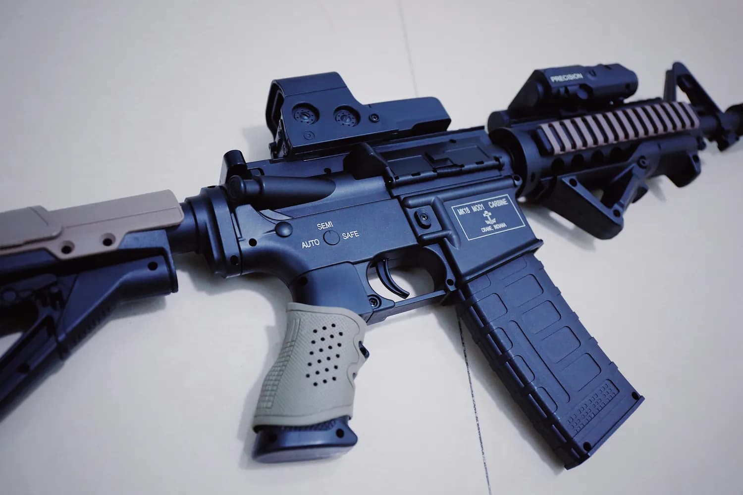 《荒野行动》高手教你选枪：M4 vs AK-47