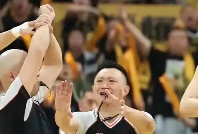 CBA季后赛争议判罚：周琦被驱逐引发公正性讨论