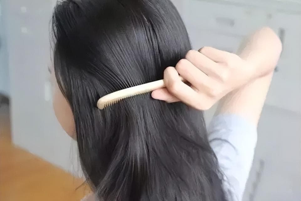 秃头警告：再这么梳，头发就真没啦！