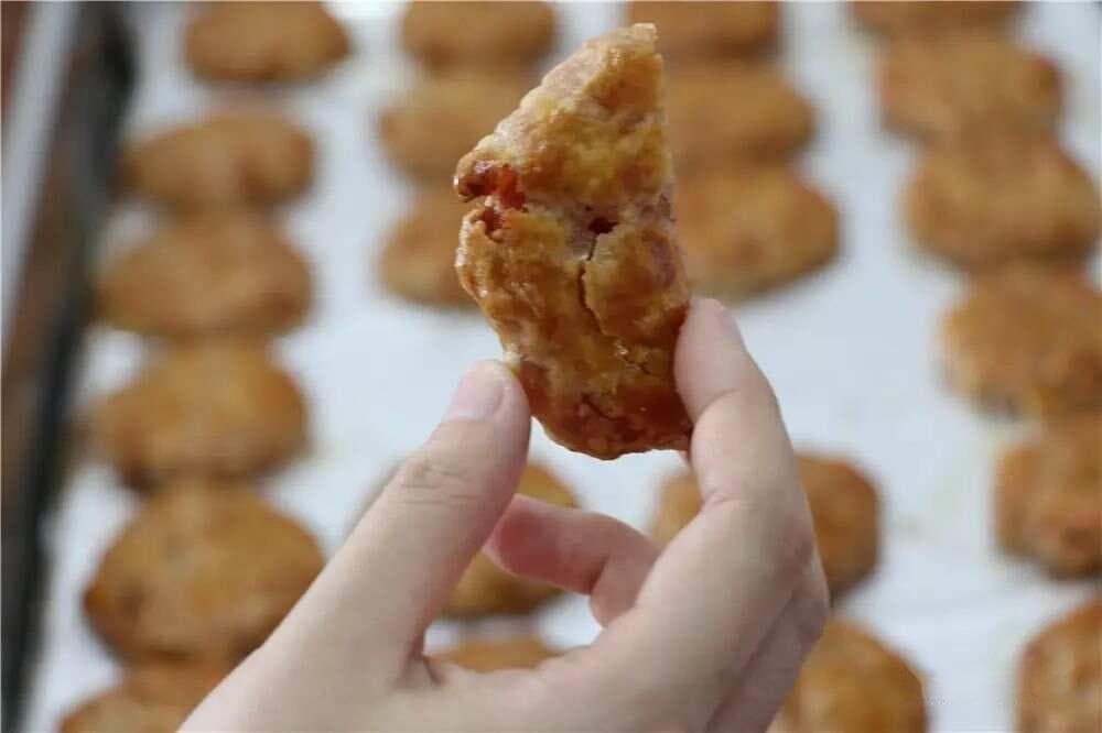 “广东三大名饼”之一的鸡仔饼：百年匠心传承的美味传奇