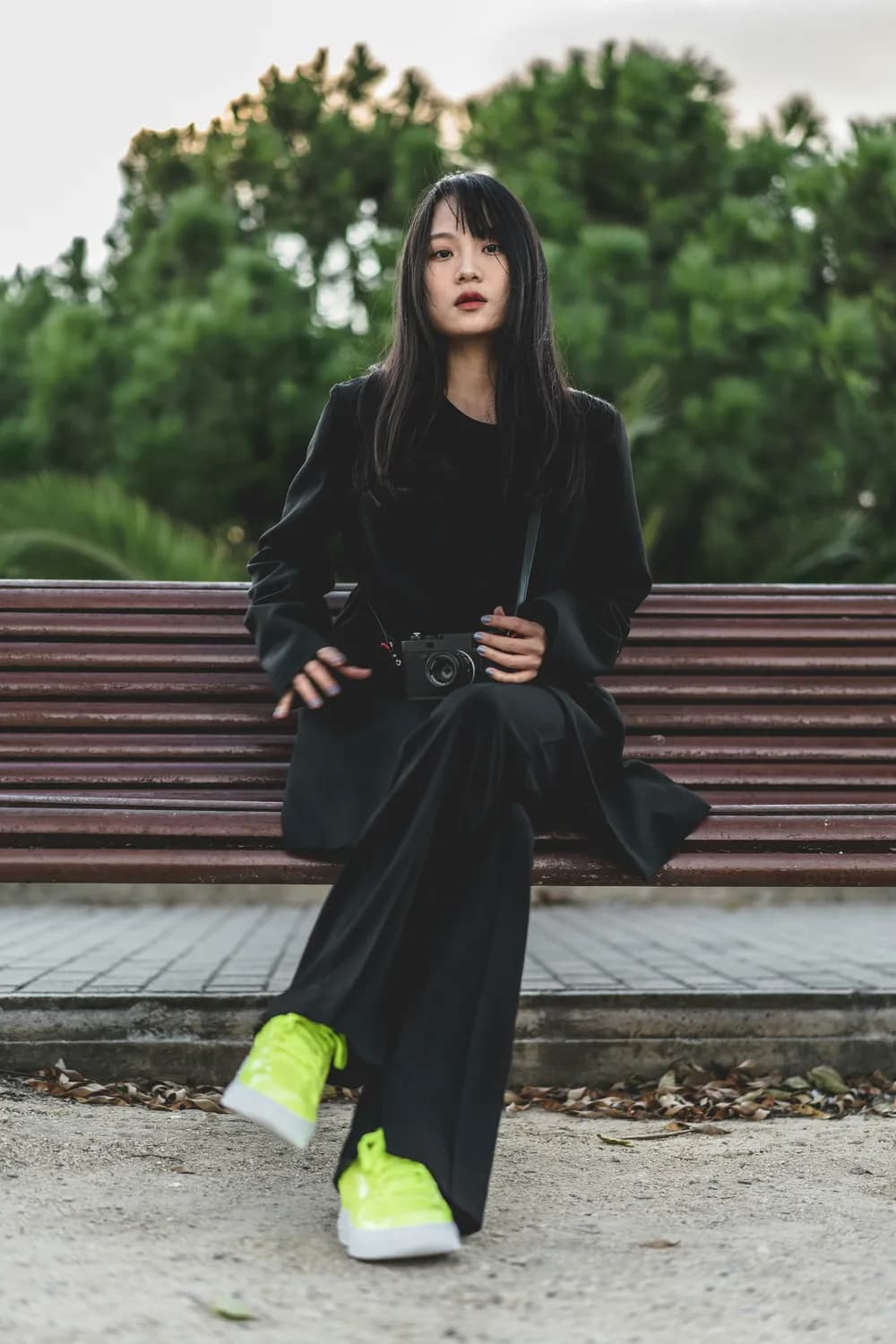 杭州女生的冬季穿搭秘籍：黑色大衣的多种搭配方式