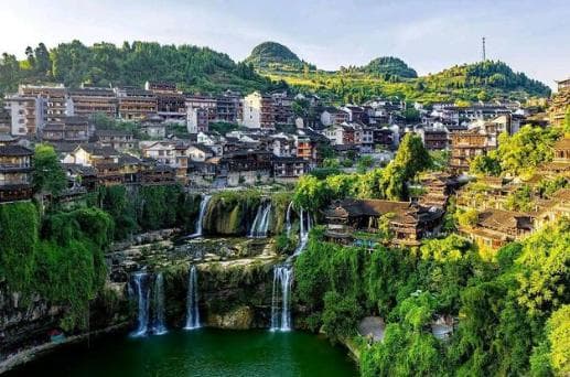 湘西芙蓉镇：瀑布环绕的千年古镇，附最全旅游攻略