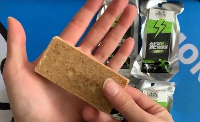吃一块顶一天！为啥军用压缩饼干这么抗饿？放水中煮30分钟就懂了
