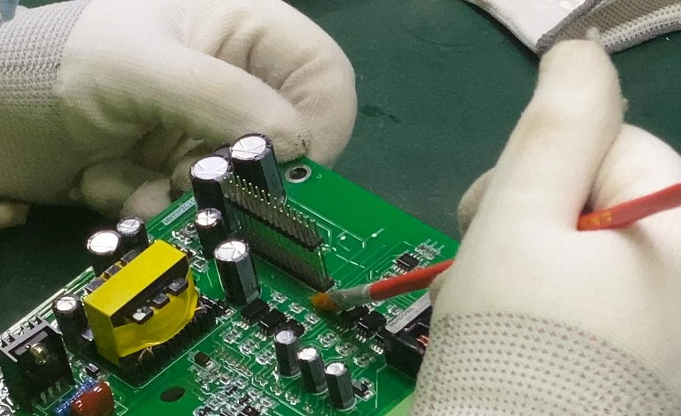 线路板设计中的三防漆应用：PCB高效防护方案