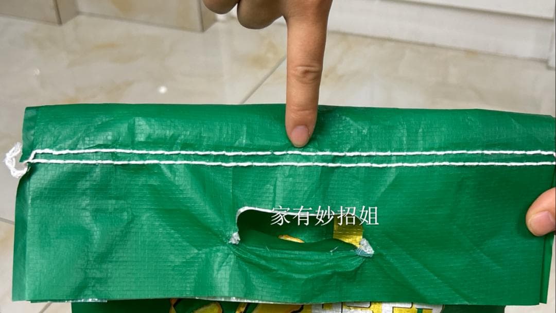 拆米袋和面粉袋封口线不用剪刀，记住这个口诀一拉就开