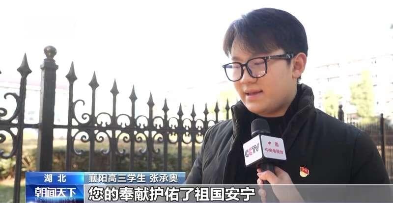 送别黄旭华院士 武汉市民带上了核潜艇模型