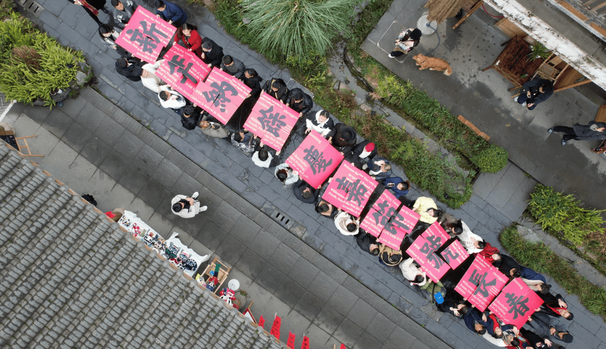 文化中国行｜外国友人在“世界春联发源地”书写中国春联