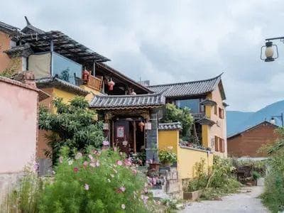 提升个人气质的服装搭配技巧：色彩、廓形与配饰的妙用