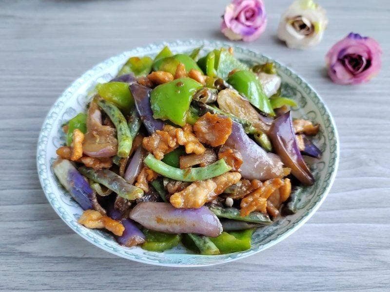 经典家常，茄子青椒炒肉片，美味下饭的不二之选