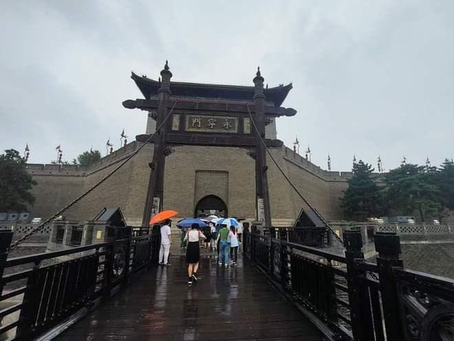 西安钟楼附近游玩攻略，吃喝玩乐一网打尽