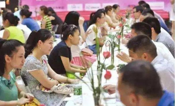“你父母有退休金吗？”年轻人相亲有“新标配”，这届家长太难了