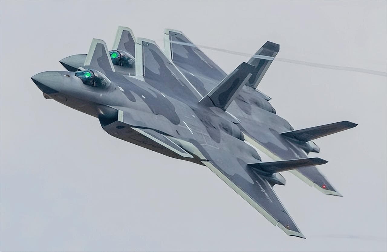 中国空军迈入新篇章，歼20在空中展翅翱翔，引起全球瞩目
