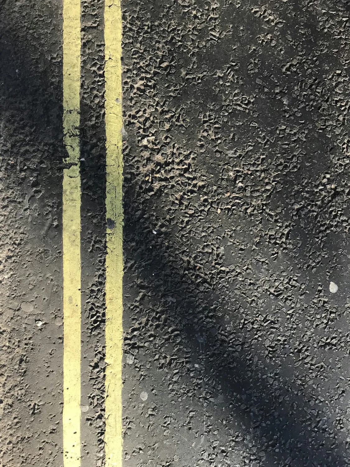 道路黄色实线：驾驶安全的重要守护者