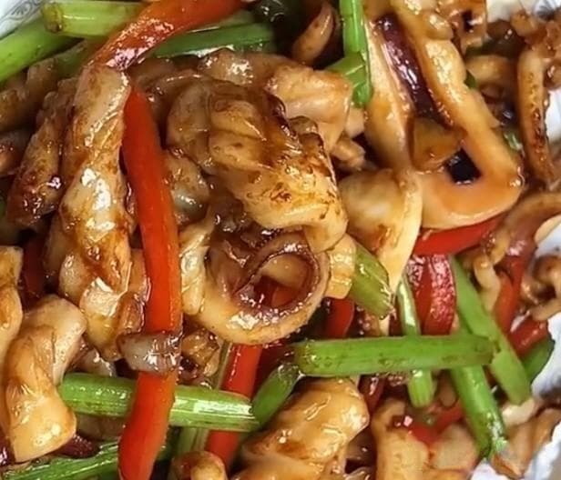 鲜香爽脆：芹菜炒鲜鱿鱼的美味秘诀