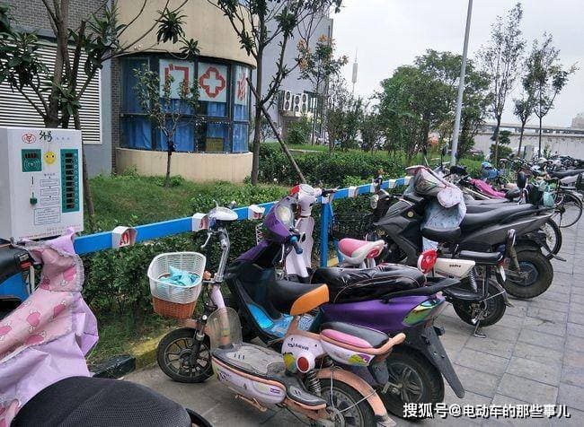 电动车充满电不拔，电瓶真的受伤了吗？三大因素揭秘电池寿命真相