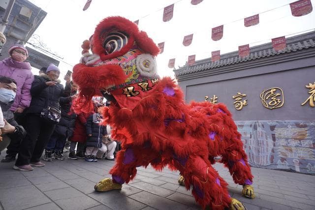 非遗民俗大舞台：潘家园春节文化庙会精彩纷呈