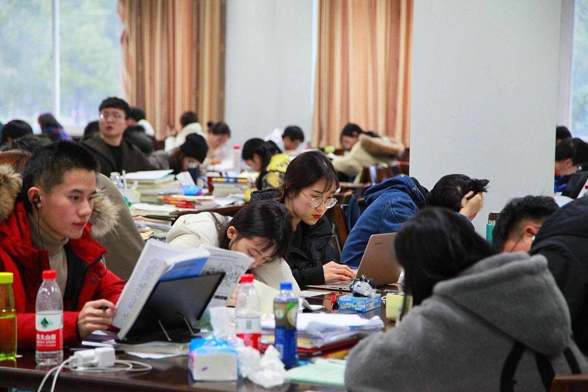 研二还是研三找工作？提前规划，抢占“就业黄金期”关键节点！