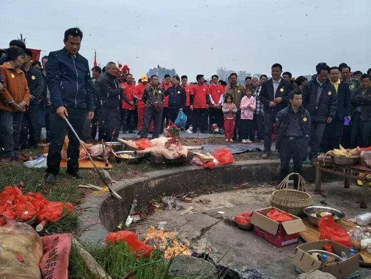 广西人跋山涉水祭祖引争议：传统传承与现代变革的碰撞